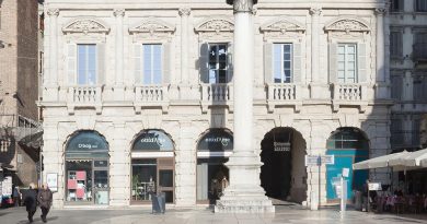 Giulietta e Romeo in visita a Palazzo Maffei a Verona. Visitano la collezione Luigi Carlon, facendo insoliti incontri.