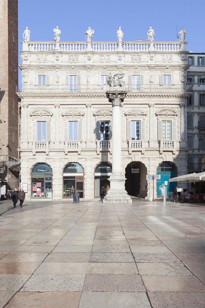Giulietta e Romeo in visita a Palazzo Maffei a Verona. Visitano la collezione Luigi Carlon, facendo insoliti incontri.