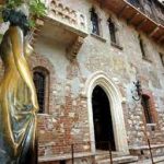 Il Balcone con la celebre statua